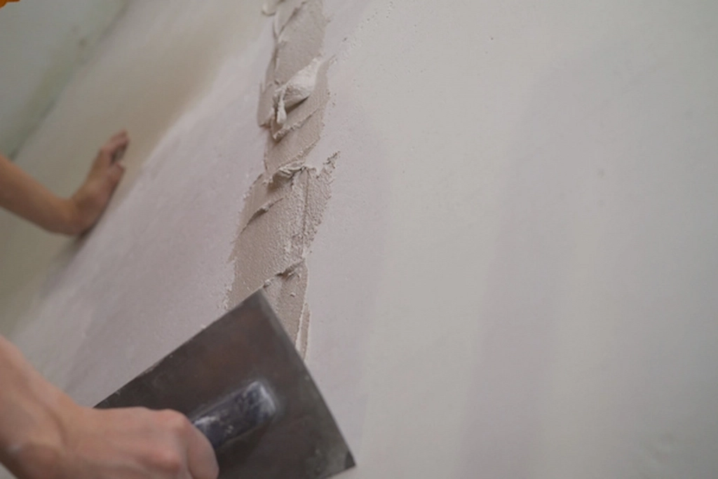 How to Perform an Effective Wall Crack Repair in Your Home?